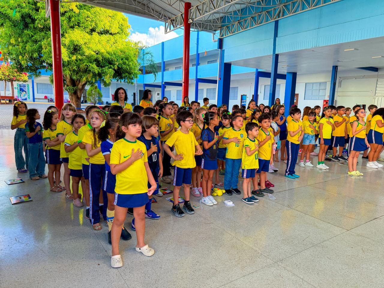 Em clima de Copa, os estudantes reuniram para cantar o Hino Nacional
